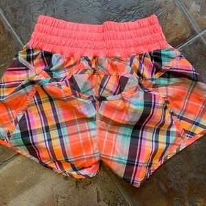 LULULEMON SPEED RUNNING SHORT RAD PLAID SZ 6 EUC